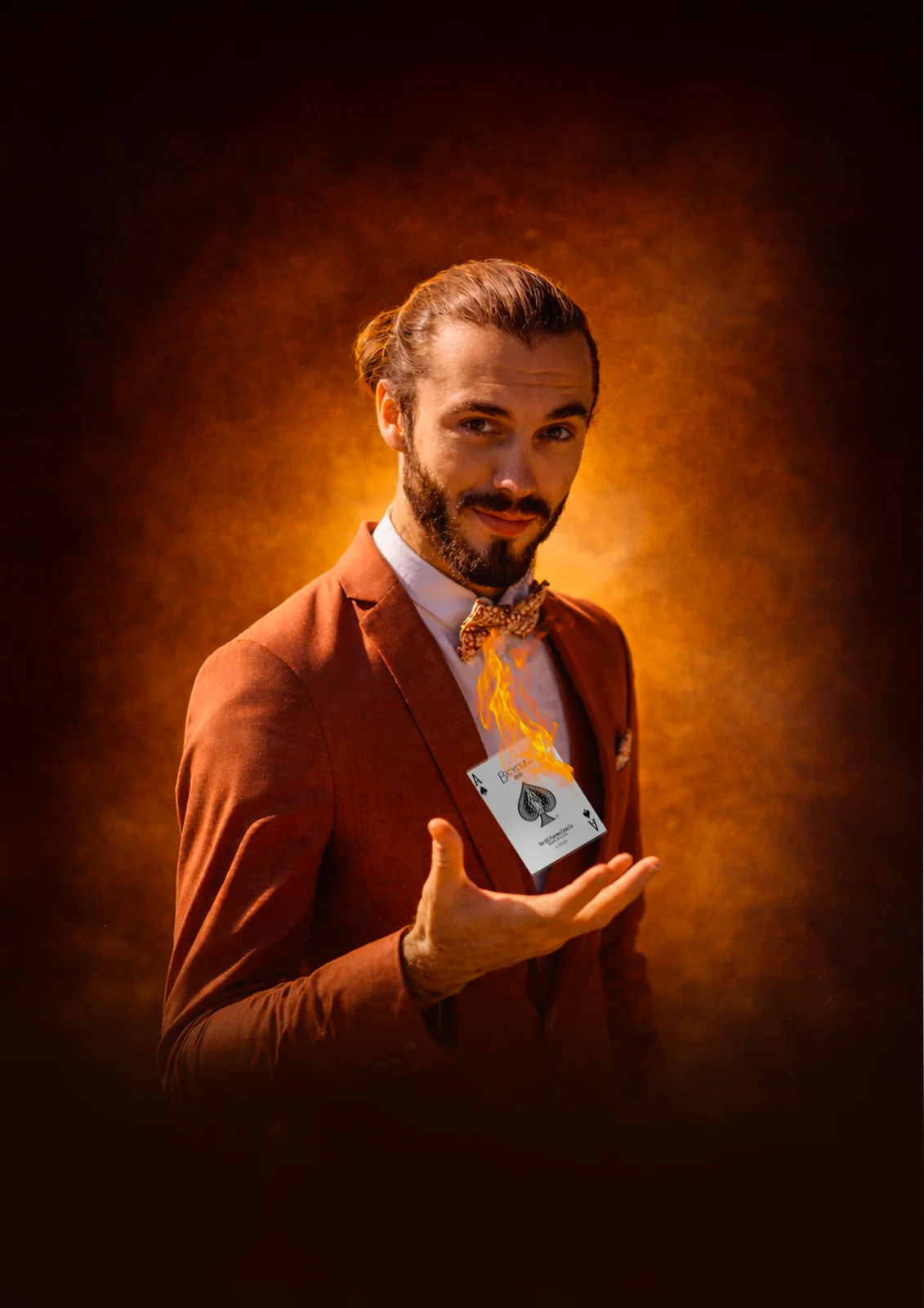 Romain Montet, souriant, en costume terracotta